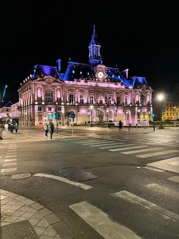 circuit touristique tours photo de la mairie de nuit avec chouette VTC